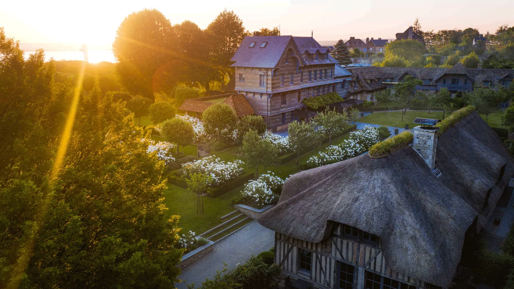 vue du ciel avec coucher de soleil de la Ferme Saint Siméon