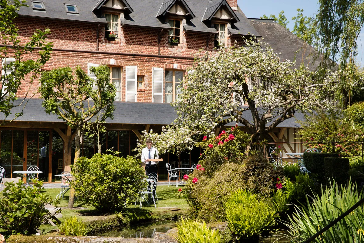 jardin avec chaises et tables à l'Auberge de la Source