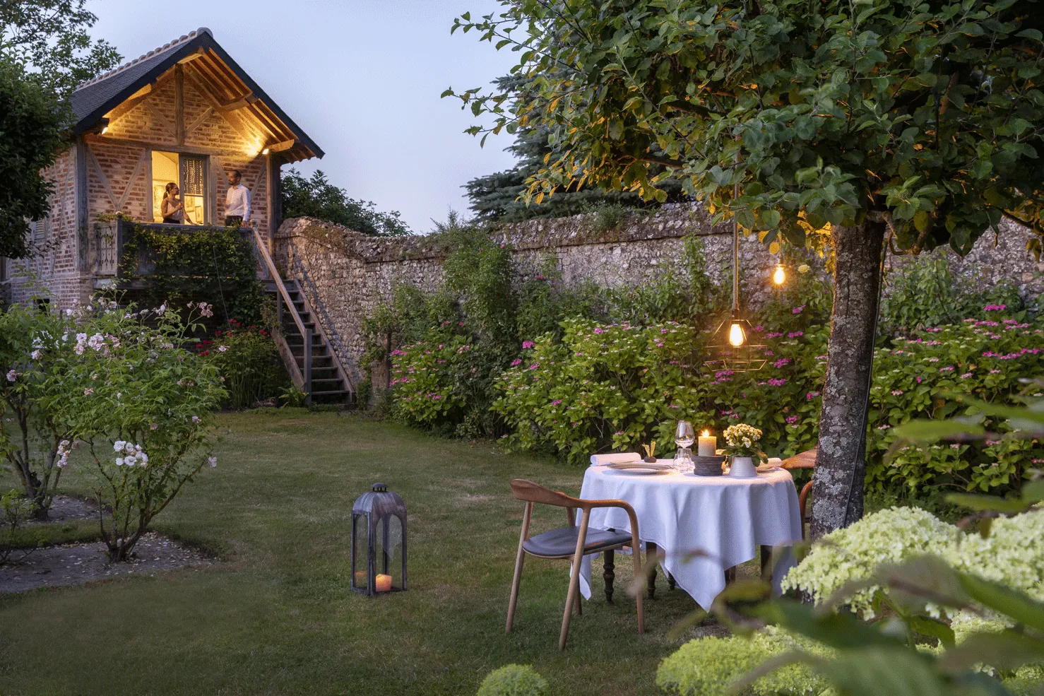 table dressée pour dîner en fin de journée dans un cadre romantique