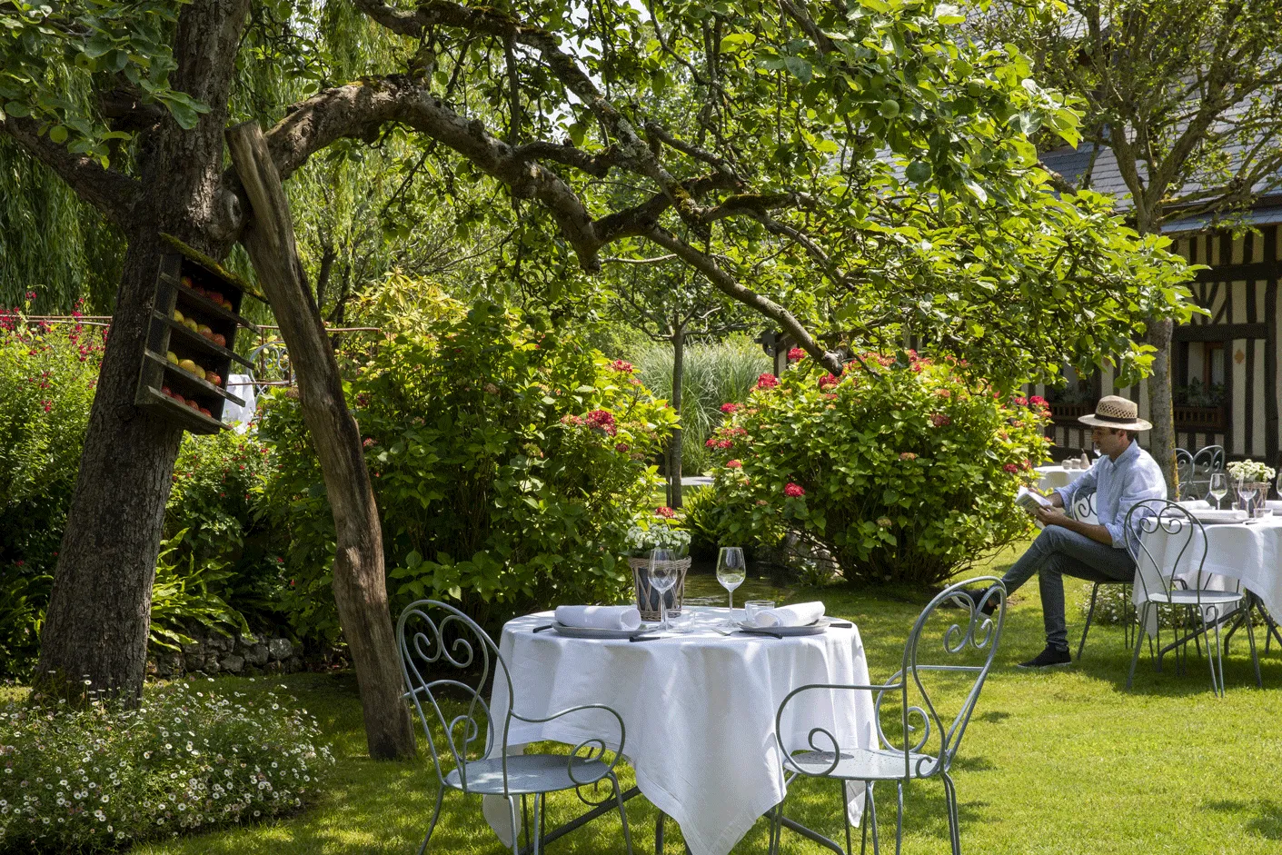 tables extérieures du restaurant de l'Auberge de la Source