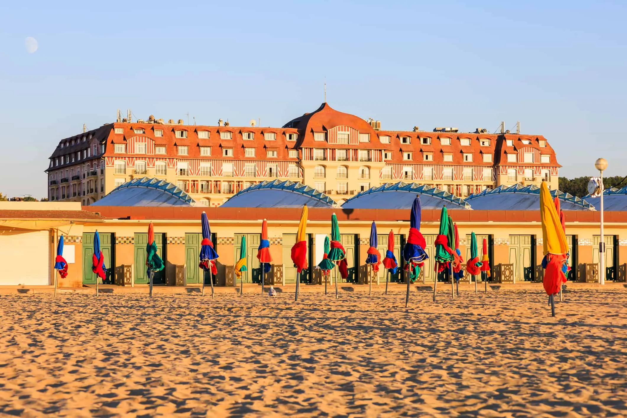 plage de Deauville avec parasols colorés