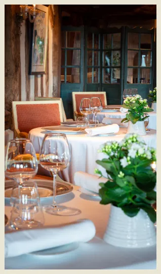 tables dressées d'un restaurant chaleureux et convivial
