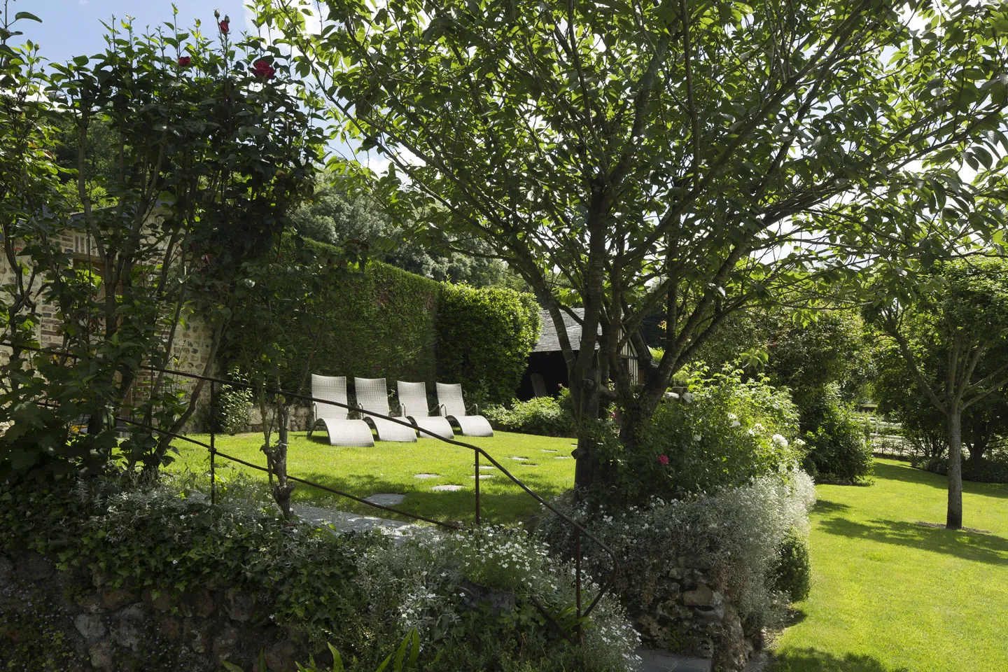 jardin de l'Auberge de la Source avec transat