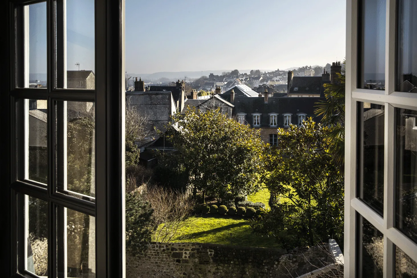 vue sur l'extérieur depuis la junior suite de l'hôtel Saint-Delis