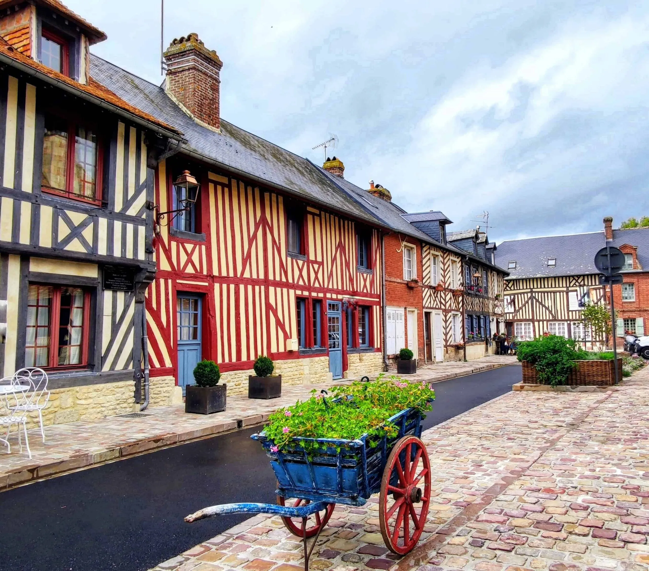village Beuvron-en-Auge avec maisons colorées