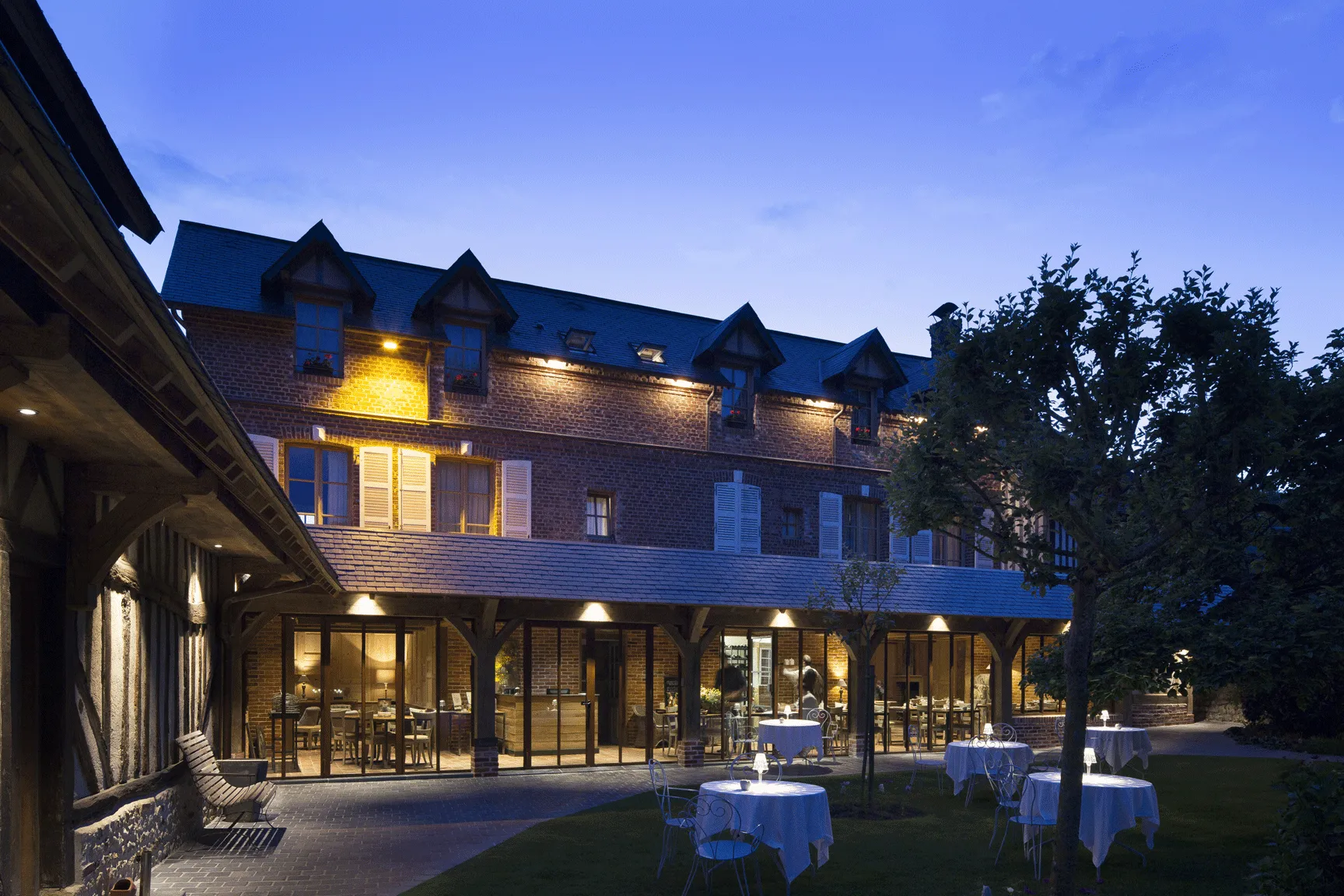 extérieur de l'Auberge de la Source vue de nuit
