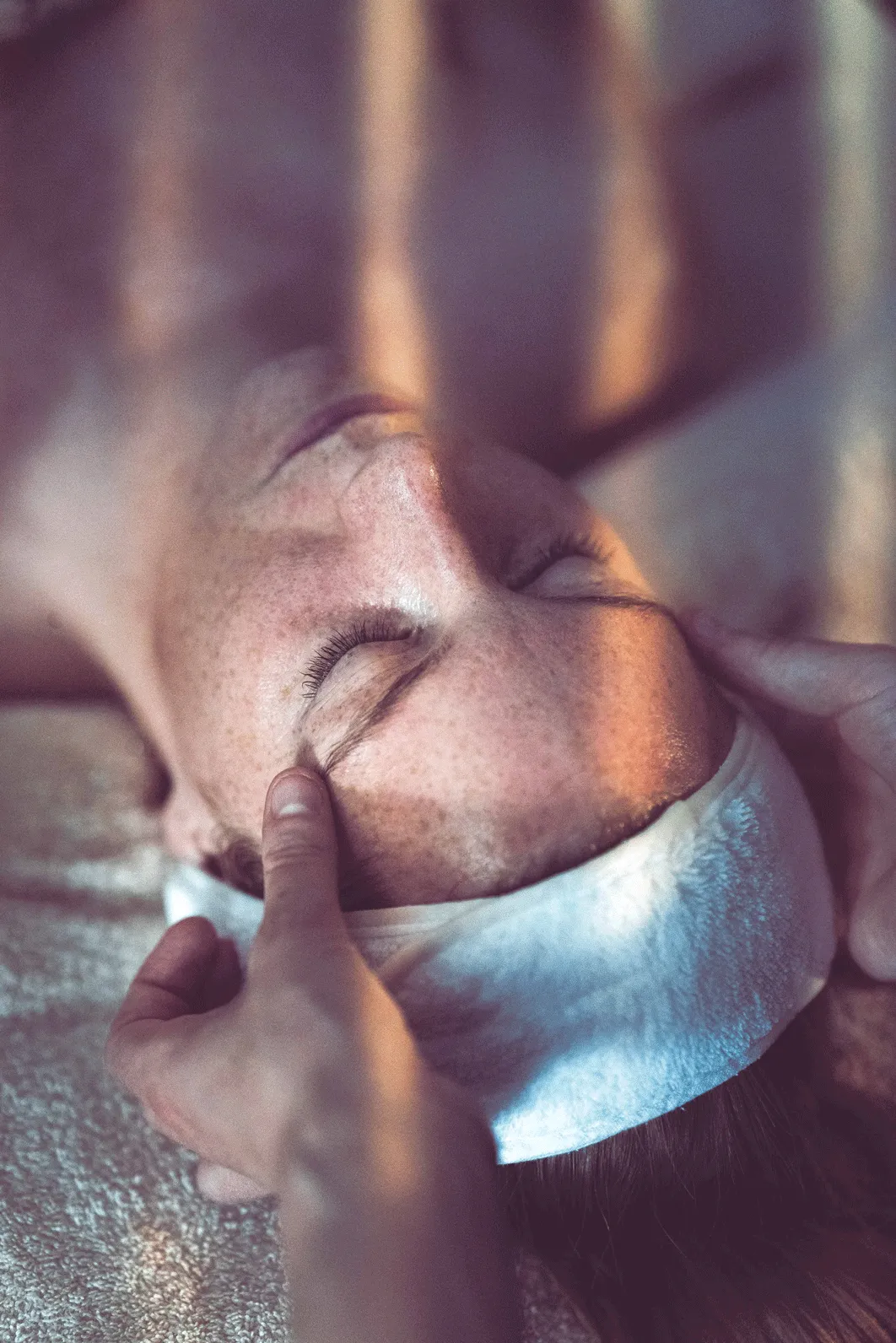 femme qui se fait masser les tempes