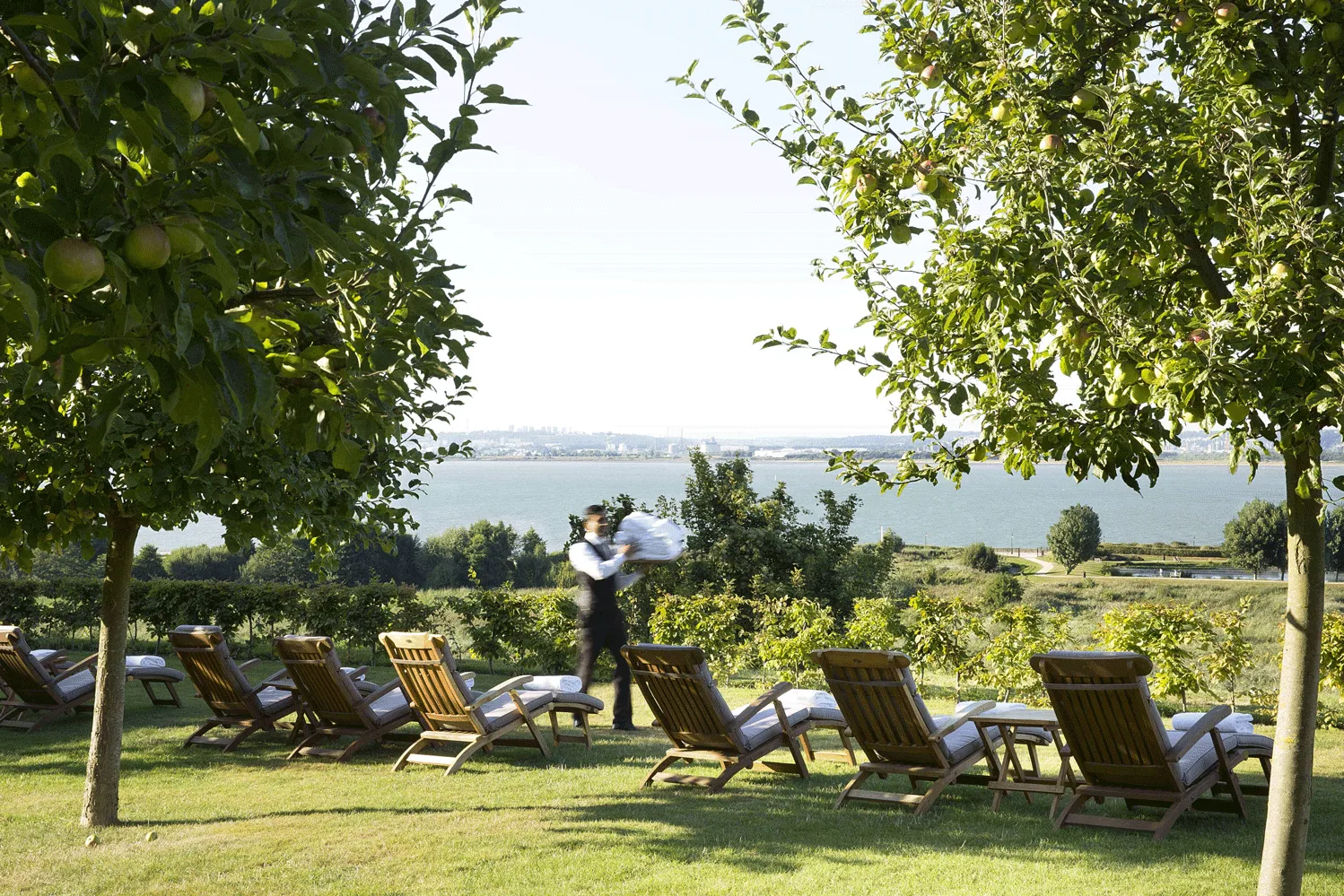 chaises longues à la Ferme Saint Siméon avec vue sur la Seine