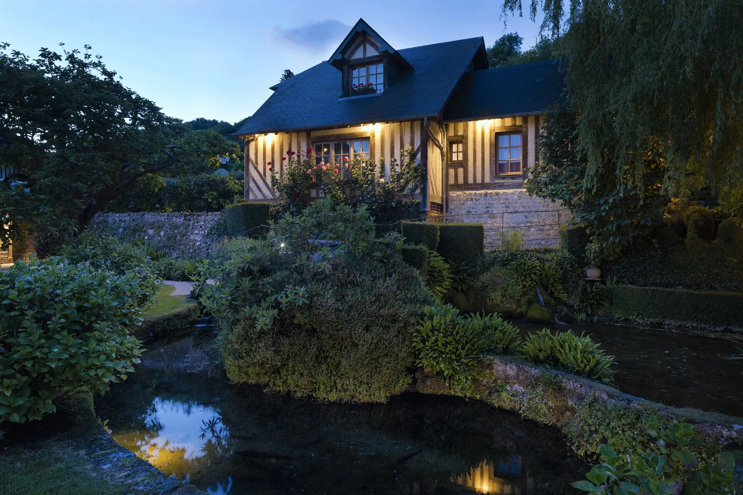 extérieur de nuit de l'Auberge de la Source